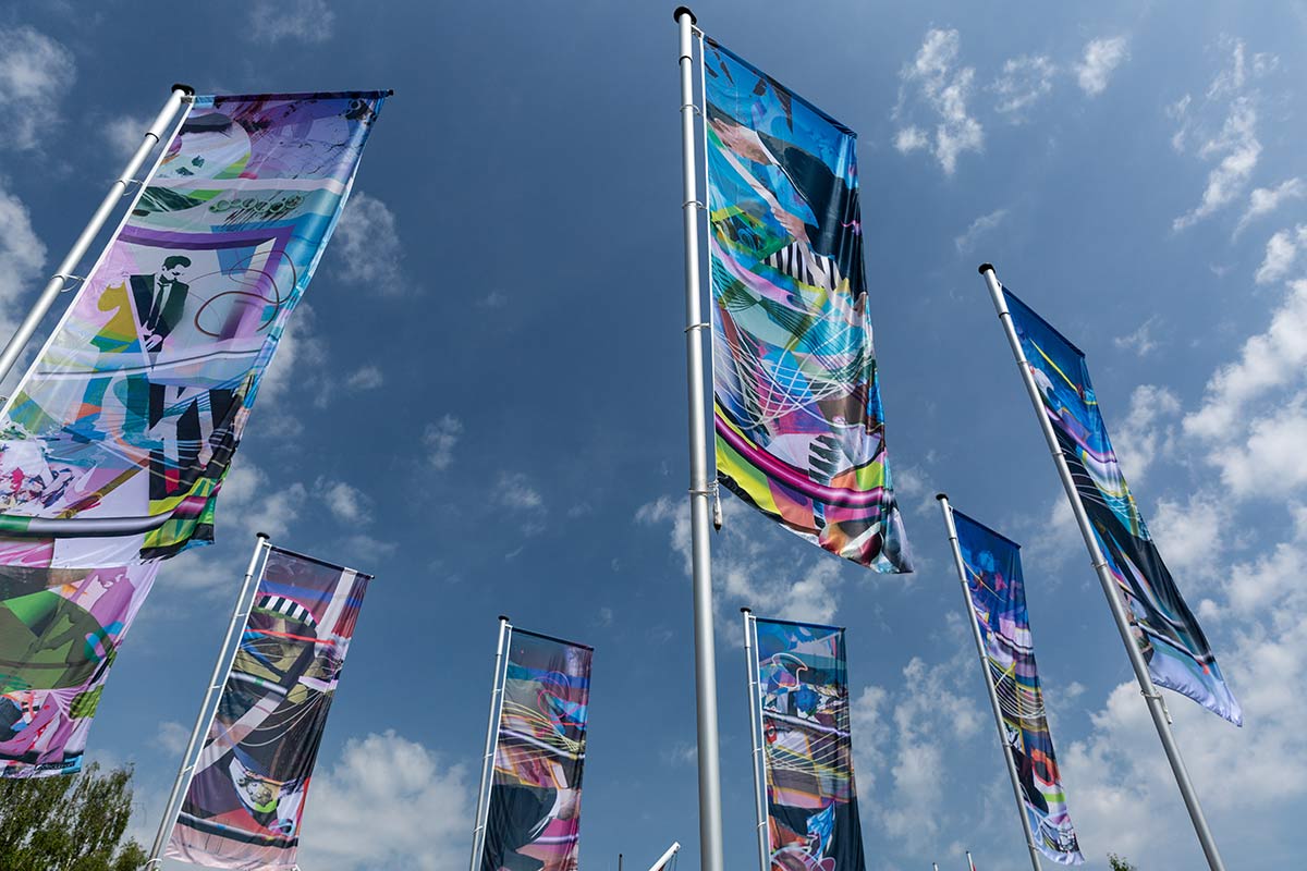 8 flags at a roundabout in Radevormwald